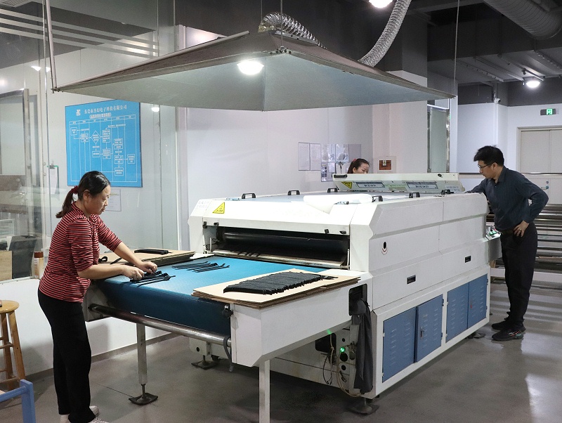 熱壓魔術(shù)貼生產(chǎn)現(xiàn)場 (6)